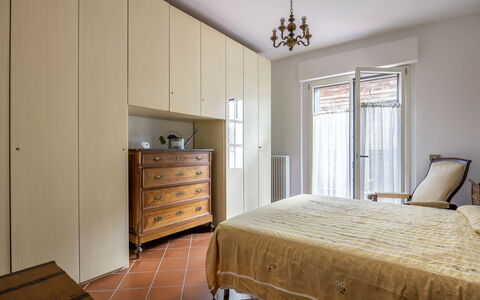 Il Ferrone Apartment with Garden - Greve in Chiant: Mobilia, Letto, Parete, Interior Design, Camera Da Letto, Pavimentazione, Legna, Pavimento, Camera, Lenzuolo