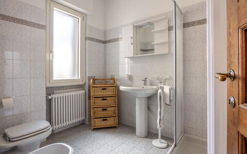 Il Ferrone Apartment with Garden - Greve in Chiant: Parete, Idraulico Fixture, Pavimentazione, Pavimento, Bagno, Interior Design, Gabinetto, Lavello, Lavandino Del Bagno, Idraulico