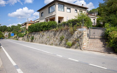 Il Ferrone Apartment with Garden - Greve in Chiant: Costruzione, Finestra, Zona Residenziale, Manto Stradale, Casa, Casa, Quartiere, Strada, Architettura, Asfalto