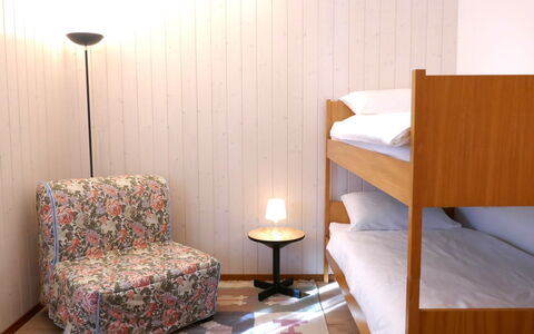 La Casetta: Mobilia, Pavimento, Interior Design, Pavimentazione, Parete, Letto, Camera Da Letto, Legna, Camera, Tessile