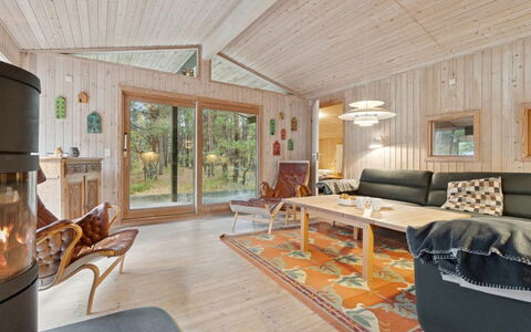 Tjegge - 500M from the Sea: Legna, Soffitto, Casa, Villetta, Log Cabin, Latifoglie, Soggiorno, Edifici Giardino, Lampada, Color Legno