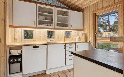 Tjegge - 500M from the Sea: Cucina, Legna, Controsoffitto, Soffitto, Interior Design, Cabinetry, Elettrodomestico Da Cucina, Pavimentazione, Apparecchio Major, Camera