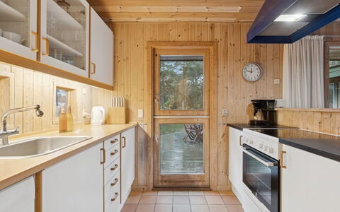 Tjegge - 500M from the Sea: Cucina, Controsoffitto, Elettrodomestico Da Cucina, Pavimentazione, Interior Design, Legna, Cabinetry, Apparecchio Major, Soffitto, Pavimento