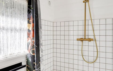 Reinhardt - 800M from the Sea: Idraulico Fixture, Interior Design, Bagno, Idraulico, Piastrella, Tenda Doccia, Tenda, Rubinetto, Doccia, Soffione Doccia