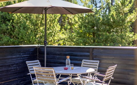 Reinhardt - 800M from the Sea: Villetta, Backyard, Cortile, Edifici Giardino, Capannone, Raccordo, Mobili Da Esterno, Log Cabin, Struttura Esterna, Baracca