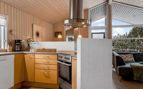 Galin - 210M to the Fjord: Cucina, Controsoffitto, Interior Design, Pavimentazione, Elettrodomestico Da Cucina, Lampada, Mobilia, Pavimento, Legna, Cabinetry