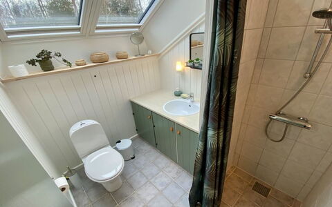 Else - 470M from the Sea: Bagno, Idraulico Fixture, Legna, Lavello, Lavandino Del Bagno, Pavimentazione, Gabinetto, Pavimento, Rubinetto, Idraulico