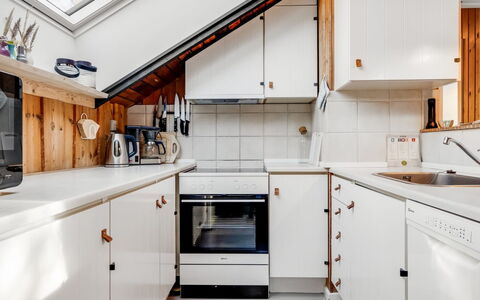 Else - 470M from the Sea: Cucina, Apparecchio Major, Legna, Elettrodomestico Da Cucina, Pavimentazione, Interior Design, Controsoffitto, Soffitto, Cabinetry, Pavimento