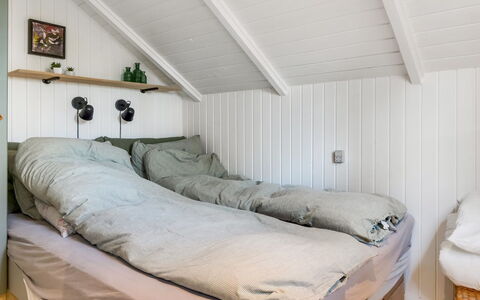 Else - 470M from the Sea: Camera Da Letto, Legna, Letto, Pavimento, Pavimentazione, Lenzuolo, Interior Design, Biancheria, Bedding, Mobilia