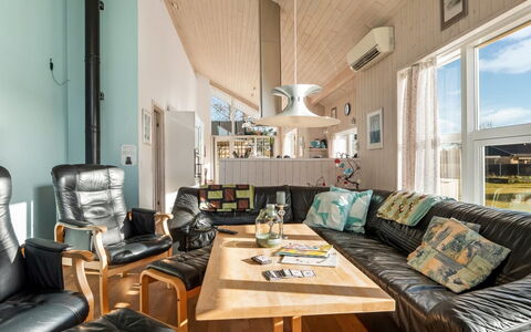 Tjorven - 400M from the Sea: Legna, Interior Design, Divano, Soffitto, Soggiorno, Mobilia, Pavimentazione, Pavimento, Casa
