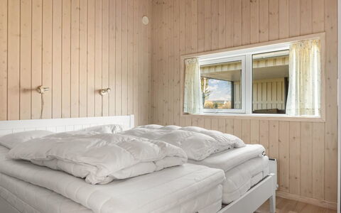 Tjorven - 400M from the Sea: Camera Da Letto, Letto, Legna, Interior Design, Lenzuolo, Bedding, Pavimento, Soffitto, Pavimentazione, Mobilia