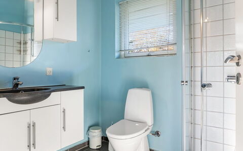 Tjorven - 400M from the Sea: Idraulico Fixture, Bagno, Pavimentazione, Interior Design, Pavimento, Lavello, Lavandino Del Bagno, Gabinetto, Rubinetto, Idraulico
