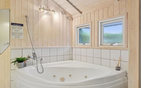 Gyda - 840M from the Sea: Legna, Idraulico Fixture, Interior Design, Vasca Da Bagno, Soffitto, Pavimentazione, Pavimento, Bagno, Camera, Idraulico