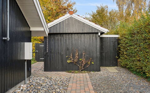 Gyda - 840M from the Sea: Legna, Porta, Groundcover, Raccordo, Giardino, Edifici Giardino, Backyard, Shade, Cortile, Capannone