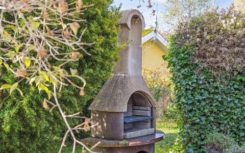 Gyda - 840M from the Sea: Arbusto, Giardino, Landscaping, Backyard, Prato, Cortile, Giardino Botanico, Struttura Esterna