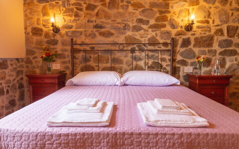 Marina's Lodge: Camera Da Letto, Soffitto, Brick, Bedding, Muro ​​Di Pietra, Lenzuolo, Letto, Telaio Del Letto, Biancheria, Color Legno