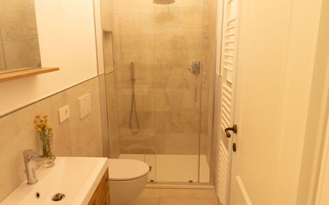 Marina's Lodge: Bagno, Idraulico Fixture, Pavimentazione, Lavandino Del Bagno, Parete, Pavimento, Interior Design, Lavello, Mobiletto Del Bagno, Specchio