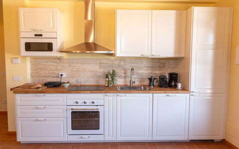 Marina's Lodge: Cucina, Cabinetry, Controsoffitto, Elettrodomestico Da Cucina, Pavimentazione, Legna, Interior Design, Apparecchio Major, Mobilia, Pavimento