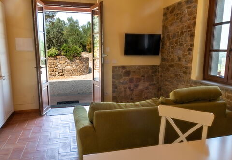 Marina's Lodge: Parete, Mobilia, Pavimentazione, Interior Design, Pavimento, Tavolo, Camera, Sedia, Soggiorno, Soffitto