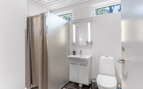 Catha - 200M from the Sea: Pavimentazione, Parete, Pavimento, Idraulico Fixture, Interior Design, Soffitto, Bagno, Gabinetto, Lavello, Toilet Seat