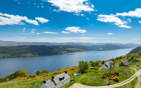 Bunloit Farmhouse: Corpo D'Acqua, Geografia Montane, Paesaggio Naturale, Collina, Highland, Montagna, Paesaggio, Pascolo, Nube, Banca