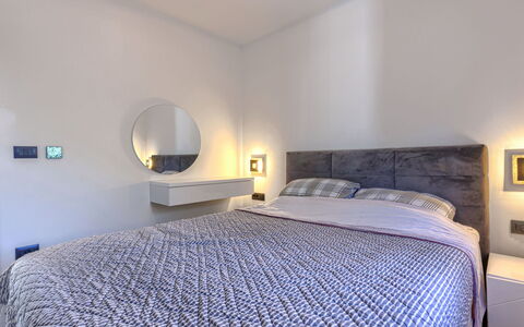 Villa Paolinna: Letto, Mobilia, Bedding, Interior Design, Camera Da Letto, Lenzuolo, Parete, Biancheria, Pavimento, Pavimentazione