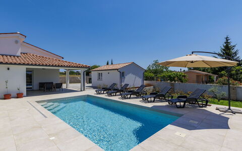 Villa Paolinna: Piscina, Materiale Composito, Estate, Villa, Giochi D'Acqua, Piastrella, Mobili Da Esterno, Hacienda, Ricorrere, Eco Hotel