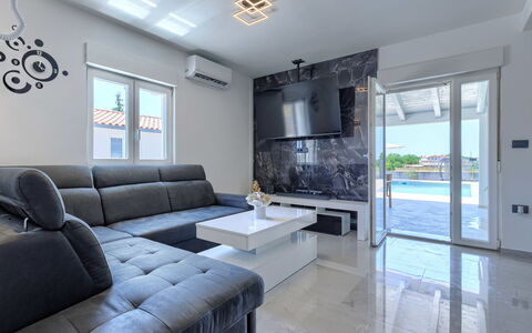 Villa Paolinna: Mobilia, Interior Design, Pavimentazione, Divano, Pavimento, Soggiorno, Soffitto, Tavolo, Illuminazione, Appartamento