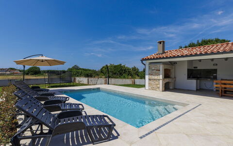Villa Paolinna: Piscina, Materiale Composito, Estate, Mobili Da Esterno, Flagstone, Calcestruzzo, Shade, Piastrella, Villa, Design