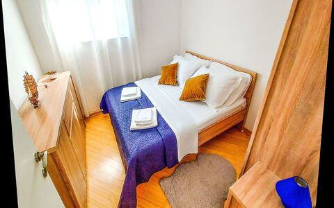 Sandra: Pavimento, Pavimentazione, Legna, Camera Da Letto, Letto, Pavimento In Legno, Interior Design, Lenzuolo, Biancheria, Bedding