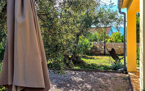 Sandra: Shade, Giardino, Backyard, Landscaping, Cortile, Design, Flagstone, Struttura Esterna, Eco Hotel, Vaso Di Fiori