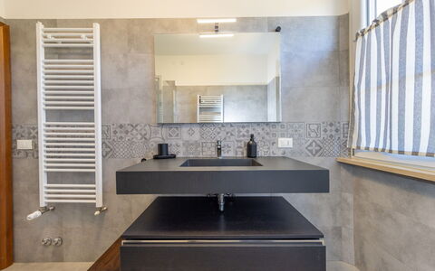 Enda: Pavimentazione, Interior Design, Idraulico Fixture, Parete, Pavimento, Lavandino Del Bagno, Lavello, Bagno, Rubinetto, Soffitto