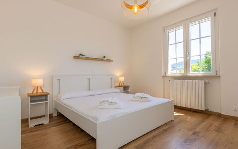 Enda: Letto, Interior Design, Camera Da Letto, Pavimentazione, Pavimento, Soffitto, Legna, Bedding, Lenzuolo, Mobilia