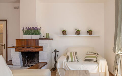 Enda: Mobilia, Interior Design, Pavimentazione, Parete, Pavimento, Legna, Camera, Soggiorno, Illuminazione, Divano