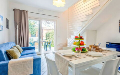 Spritz Home: Pavimentazione, Pavimento, Appartamento, Sedia, Pianta Della Casa, Color Legno, Cucina & Sala Da Pranzo Tavolo, Piastrella, Balcone, Hotel