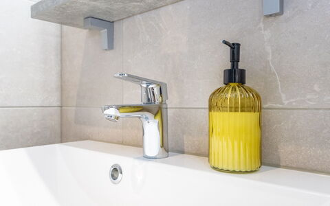 Ruka Chalets 3202: Idraulico Fixture, Bagno, Lavello, Lavandino Del Bagno, Rubinetto, Pavimentazione, Idraulico, Interior Design, Controsoffitto, Casa