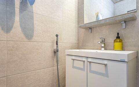 Ruka Chalets 3202: Pavimentazione, Bagno, Idraulico Fixture, Parete, Pavimento, Interior Design, Mobiletto Del Bagno, Lavandino Del Bagno, Rubinetto, Idraulico