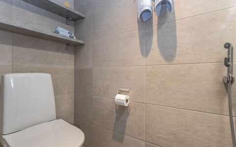 Ruka Chalets 3202: Toilet Seat, Bagno, Gabinetto, Idraulico Fixture, Pavimentazione, Parete, Pavimento, Interior Design, Idraulico, Piastrella