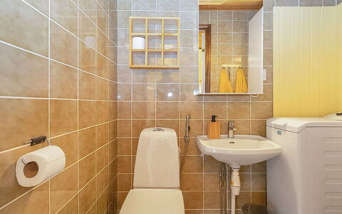 Maijantupa: Toilet Seat, Bagno, Gabinetto, Idraulico Fixture, Pavimentazione, Lavandino Del Bagno, Parete, Interior Design, Pavimento, Lavello