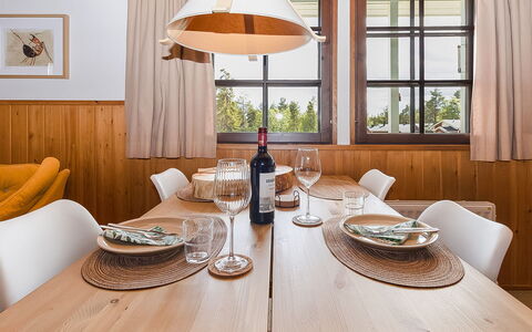 Maijantupa: Mobilia, Interior Design, Legna, Pavimentazione, Tavolo, Lampada, Soffitto, Cucina & Sala Da Pranzo Tavolo, Pavimento, Sala Da Pranzo