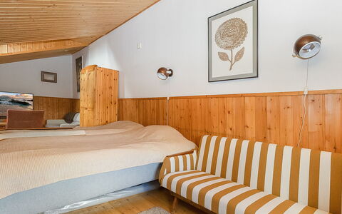Maijantupa: Legna, Interior Design, Camera Da Letto, Letto, Mobilia, Pavimento, Pavimentazione, Soffitto, Lenzuolo, Camera