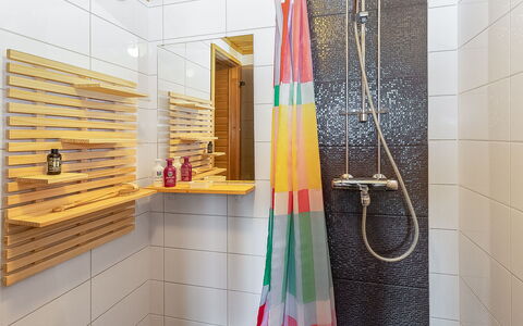 Maijantupa: Idraulico Fixture, Pavimentazione, Interior Design, Pavimento, Idraulico, Bagno, Piastrella, Rubinetto, Doccia, Soffione Doccia