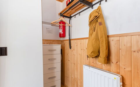 Maijantupa: Legna, Pavimentazione, Camera, Color Legno, Soffitto, Latifoglie, Plank, Compensato, Cabinetry, Pavimento In Legno