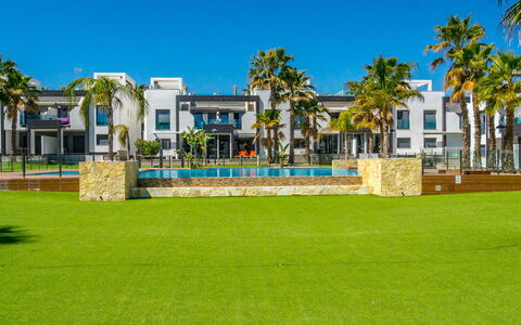 Oasis Beach 1: Tetto, Arbusto, Casa, Casa, Villetta, Lotto, Groundcover, Giardino, Estate