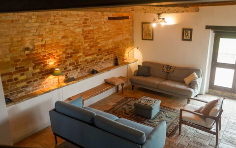 Villa la Dolcevita: Mobilia, Interior Design, Parete, Pavimentazione, Divano, Legna, Soffitto, Pavimento, Soggiorno, Camera