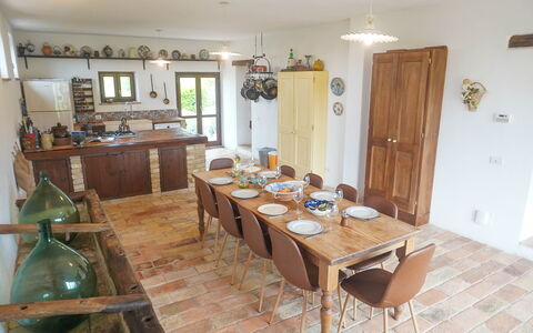 Villa la Dolcevita: Mobilia, Interior Design, Pavimentazione, Tavolo, Legna, Cucina & Sala Da Pranzo Tavolo, Sedia, Pavimento, Sala Da Pranzo, Soffitto