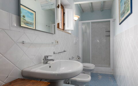 Mulino di Carpineto with Pool Gaiole in Chianti: Parete, Pavimentazione, Pavimento, Idraulico Fixture, Interior Design, Bagno, Lavandino Del Bagno, Lavello, Camera, Rubinetto