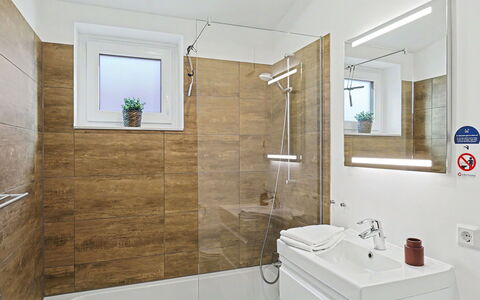 Seezeit: Pavimentazione, Parete, Pavimento, Legna, Idraulico Fixture, Interior Design, Bagno, Idraulico, Rubinetto, Lavello