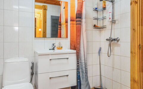 Villa Saimaa: Pavimentazione, Idraulico Fixture, Pavimento, Interior Design, Bagno, Idraulico, Lavello, Camera, Mobiletto Del Bagno, Lavandino Del Bagno