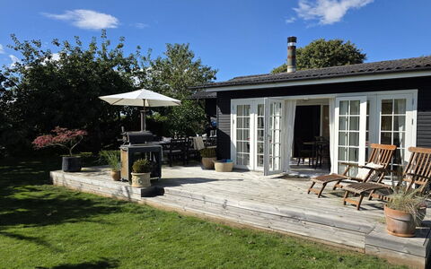 Yvette - 350M from the Sea: Tetto, Casa, Casa, Villetta, Porta, Raccordo, Deck, Portico, Plank, Latifoglie